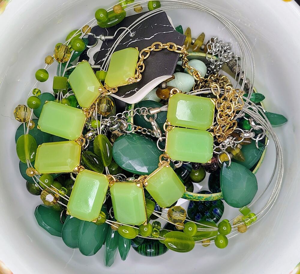 GORGEOUS GREEN THEMED COSTUME JEWELRY LOT - 15 BEAUTIFUL PIECES!